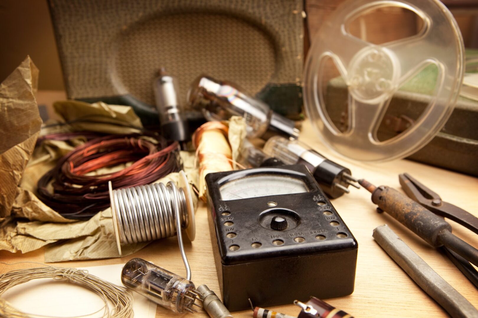 A table with many different types of electronics.